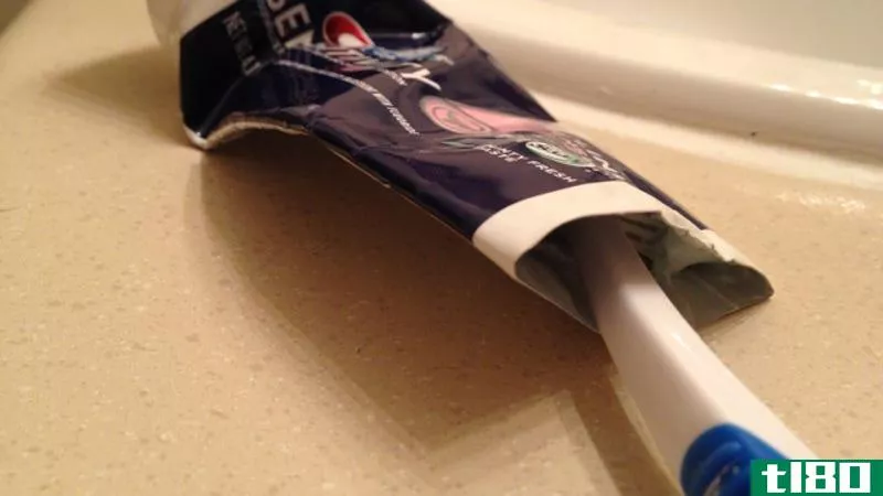 切开你的牙膏管，把残留的牙膏舀出来