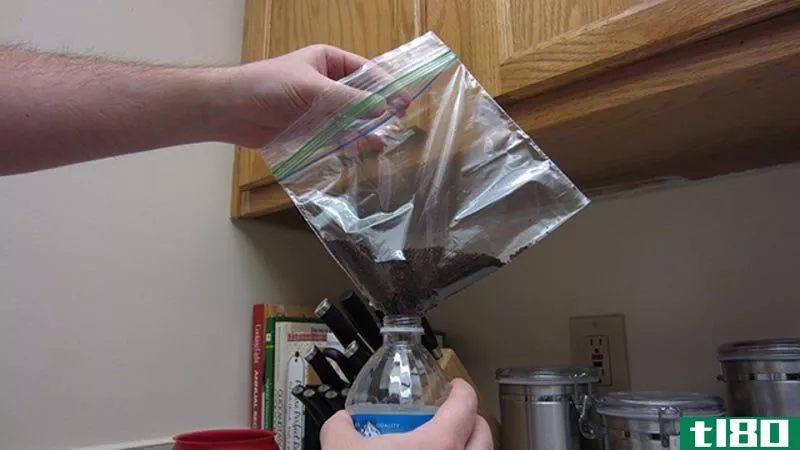 Illustration for article titled Use a Sandwich Bag as a Makeshift Funnel