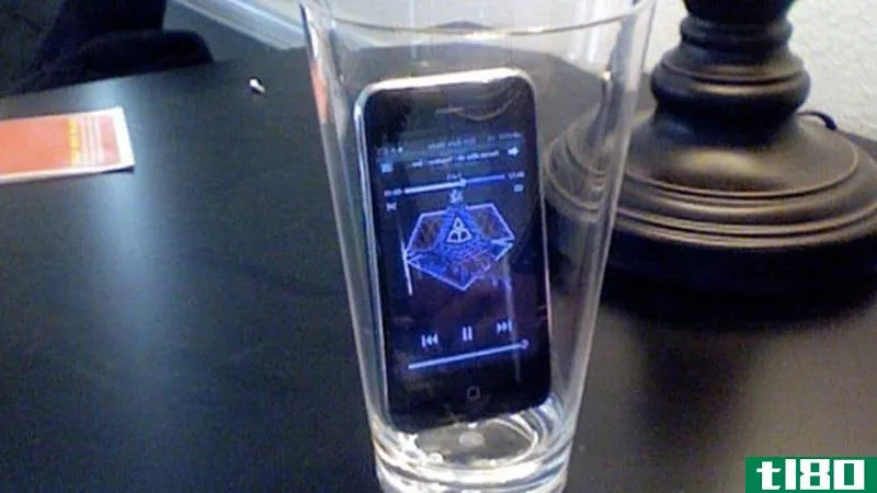 把你的手机放在一个酒杯里，以提高闹钟音量，避免睡过头
