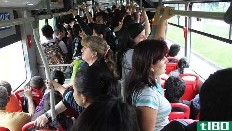 如何避免公交车上的社交活动