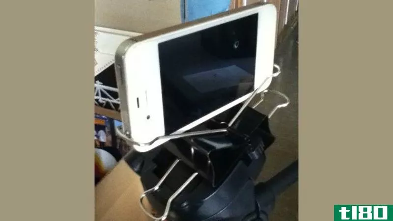 Illustration for article titled Make a DIY iPhone Tripod Mount with Two Binder Clips