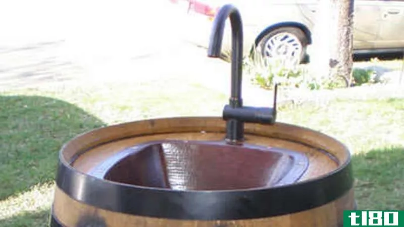 把一个酒桶改装成一个室外水槽