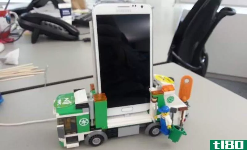 Illustration for article titled MacGyver Challenge: LEGO Docks Hold Any Smartphone You Can Imagine