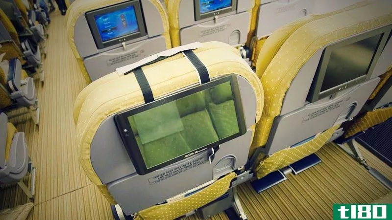 用尼龙搭扣将平板电脑安装到飞机座椅的背面