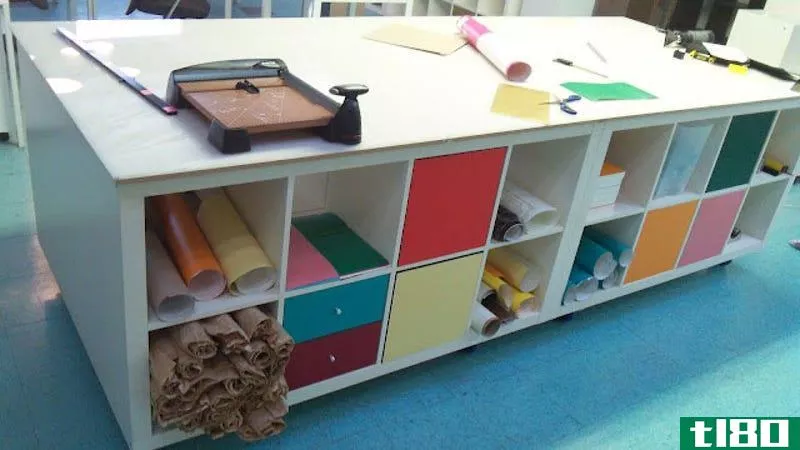 创建一个大型移动工作站，内置宜家书架和一些木板存储