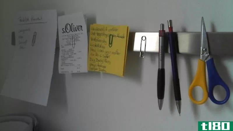 重新利用刀架来整理办公用品和笔记