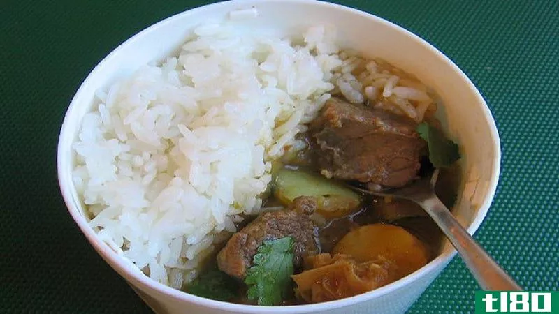 在你的午餐罐里做一个有炖肉的“米饭盖”，以提高保温效果，避免溢出