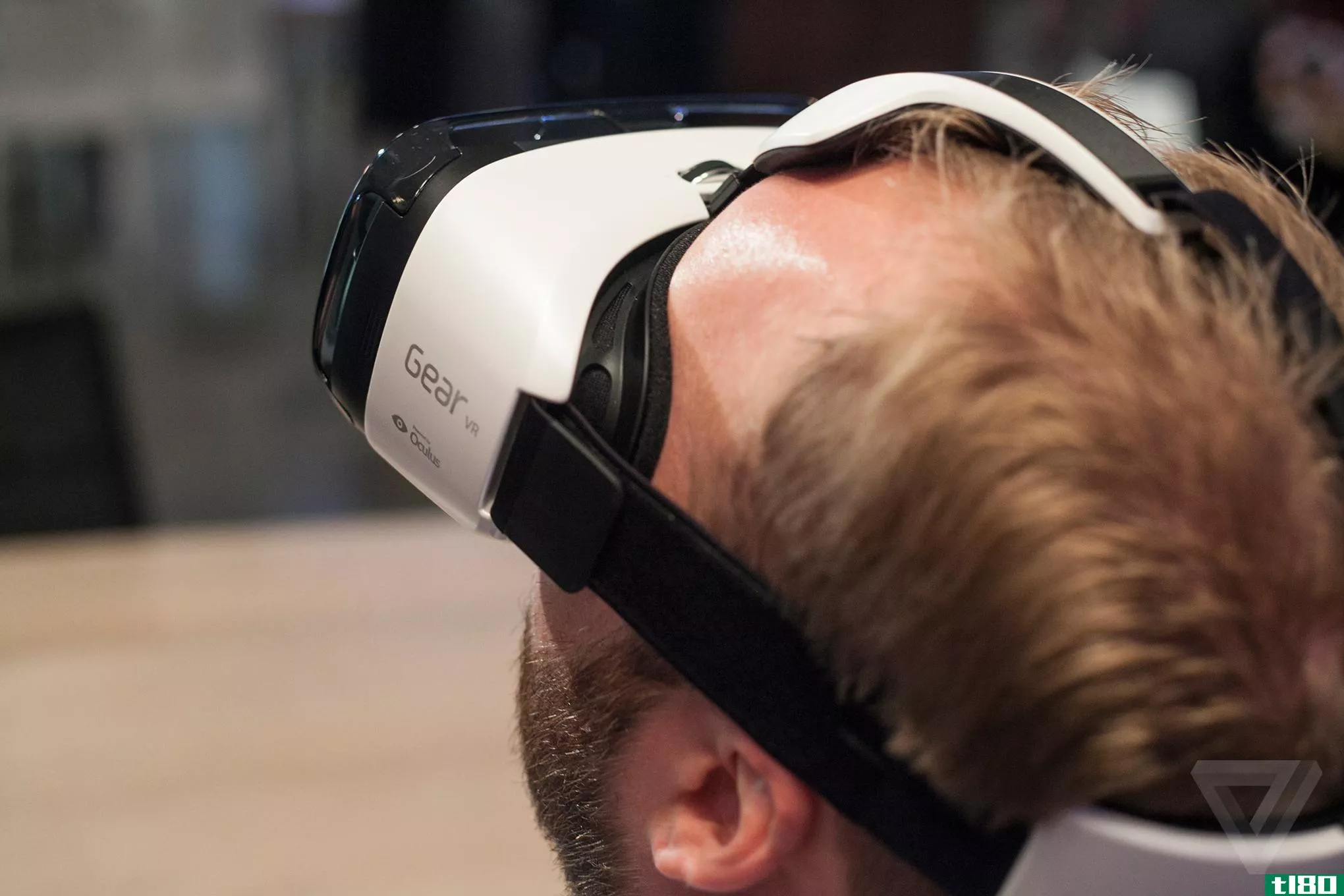 据报道，oculus今年宣布推出一款售价200美元的独立式耳机