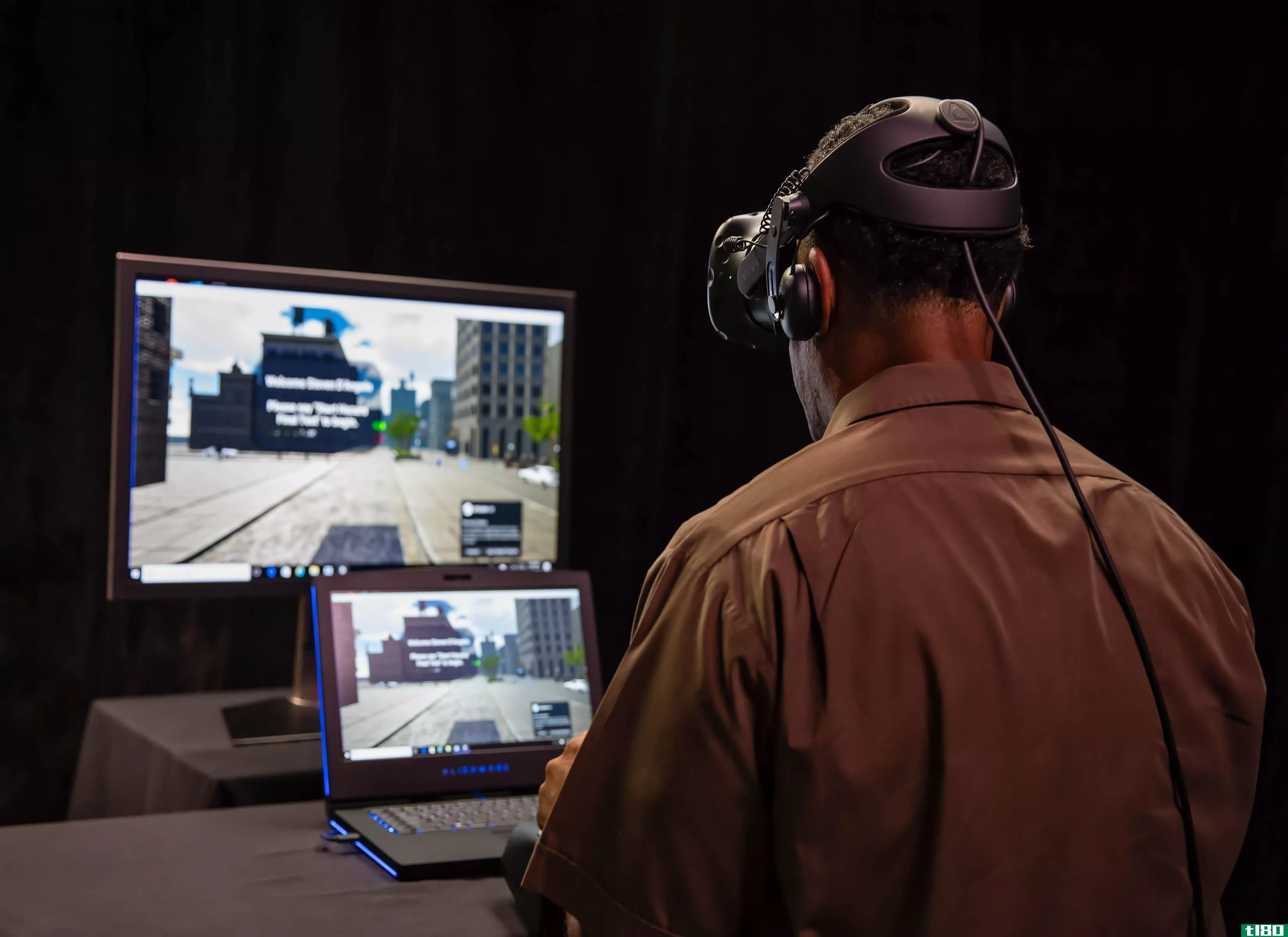 ups将使用虚拟现实耳机来训练学生司机避开道路障碍