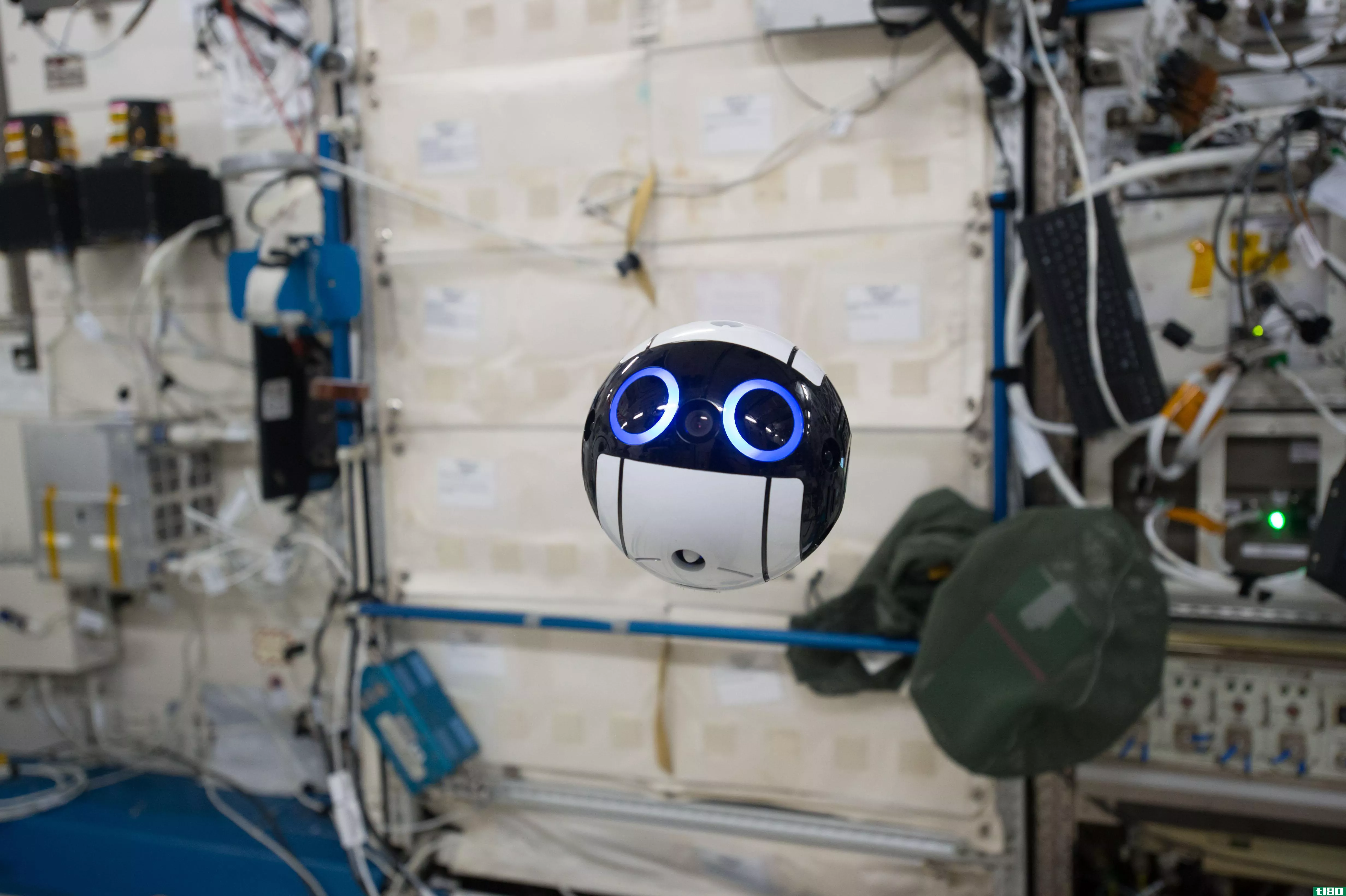 国际空间站上的日本太空无人机是一个可爱的浮球