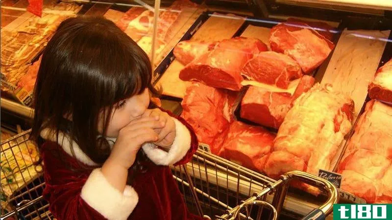 预先切片的肉，名牌香料，和其他价格过高的物品，你应该避免在杂货店