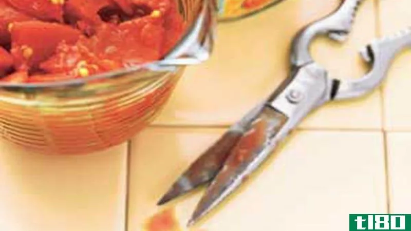 Illustration for article titled Chop Tomatoes with Kitchen Shears for Less Mess