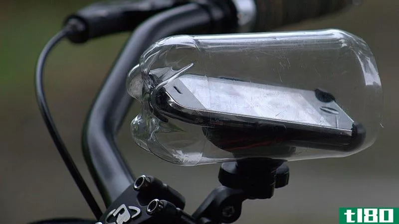 把一个塑料瓶变成防水的智能手机自行车支架