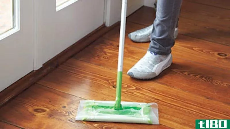 Illustration for article titled Use Wax Paper as a Replacement for Swiffer Sheets