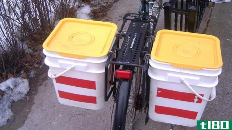 用小猫的垃圾桶做自行车托盘
