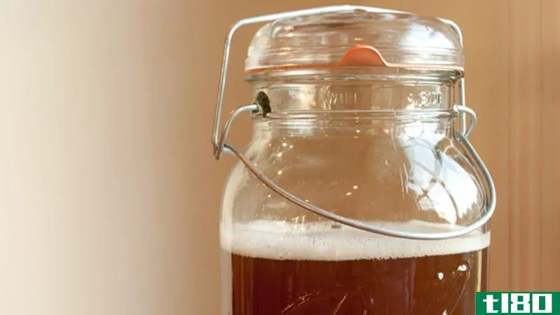 康普茶是一种发酵饮料，对你的肠胃有好处，很容易在家里制作