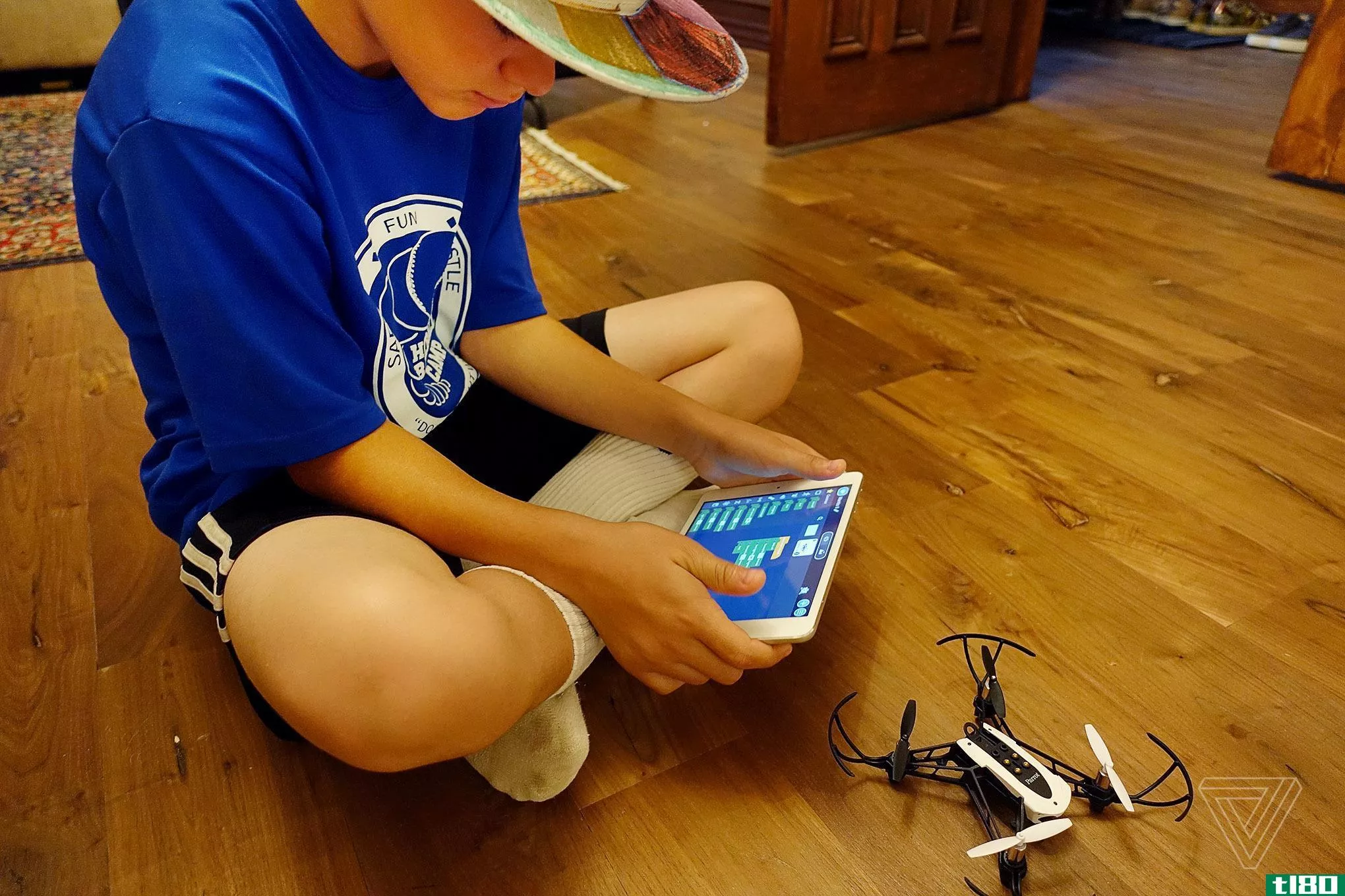 一个八岁的孩子在看一架可编码的鹦鹉无人机