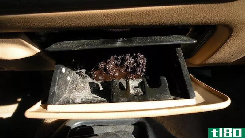 把咖啡渣放在烟灰缸里，以去除车上的烟味