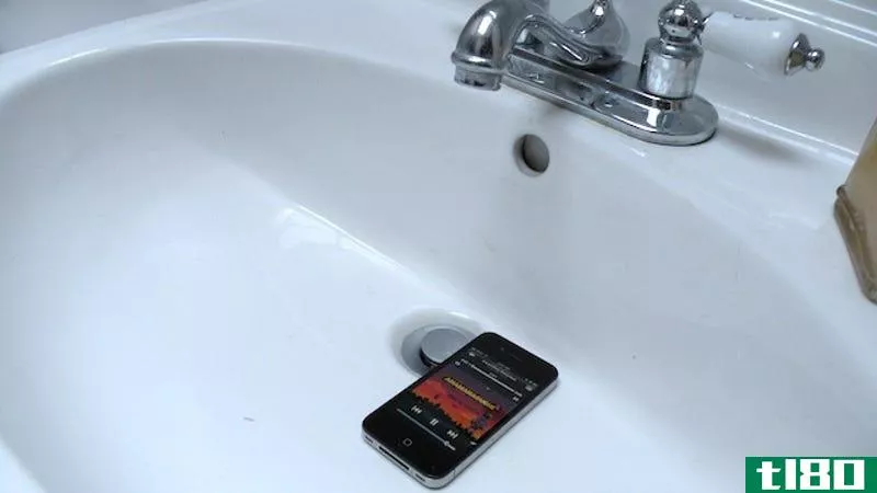 把你的mp3播放器放在水槽里，在淋浴时放一个免费的音乐扩音器