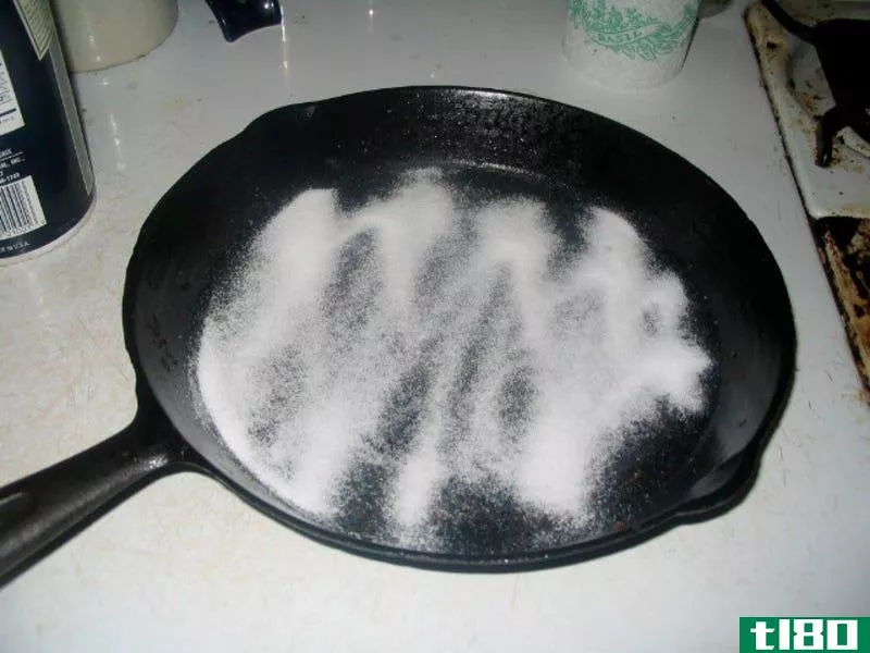 用盐擦洗干净铸铁和碳钢炊具