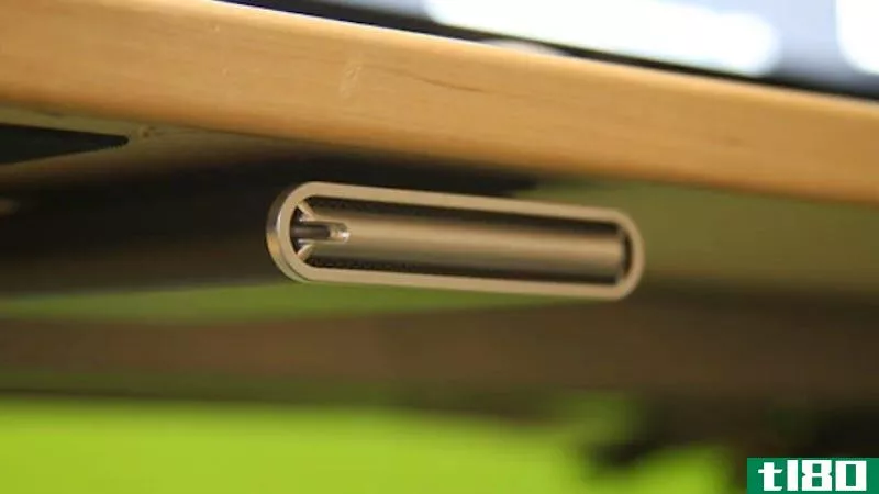 用尼龙搭扣把一个外置硬盘放在桌子下面，这样可以把它藏起来