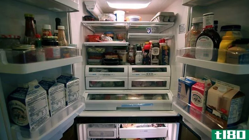在你的冰箱里放一个架子来放快要过期的东西，以免浪费掉