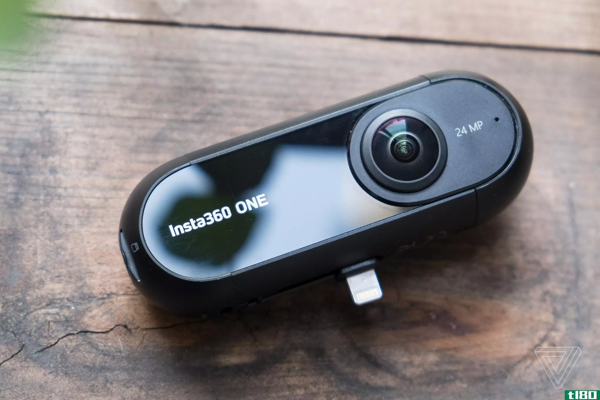 insta360 one是一款360度相机，它的袖子里有一个非常聪明的小把戏