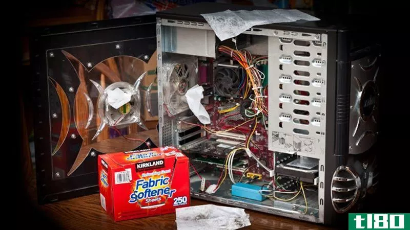 用干衣机把满是灰尘的电脑机箱风扇清理干净