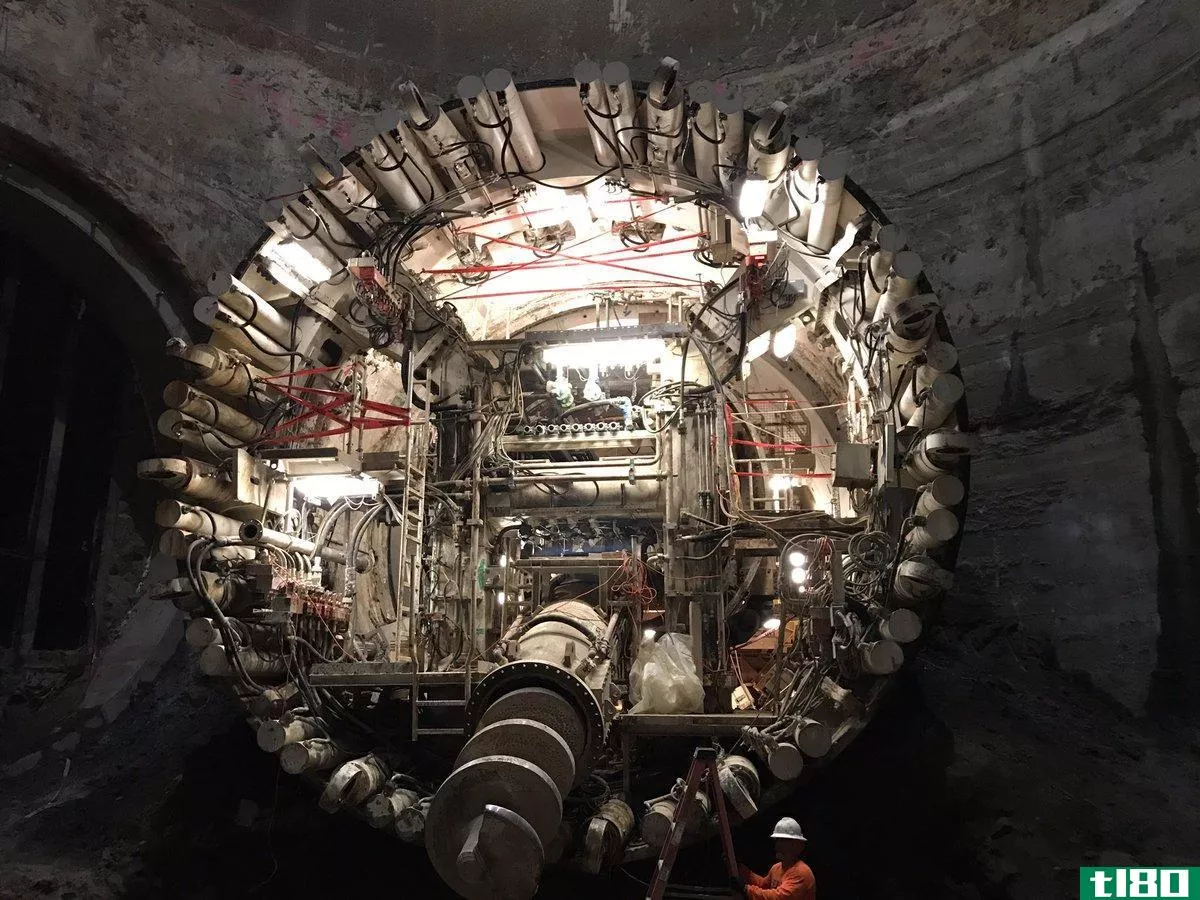据报道，埃隆·马斯克想建造自己的超环线隧道等等