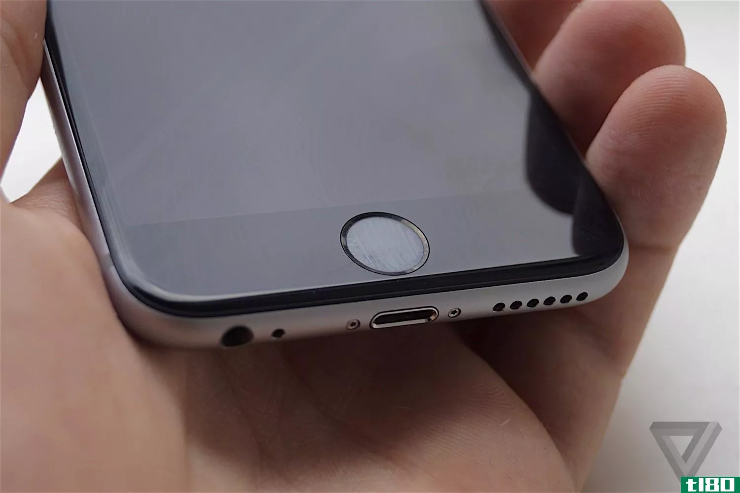 最新报道称iPhone8不会在屏幕上显示指纹传感器