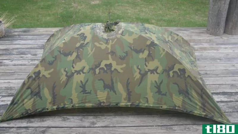 利用军用雨披作为背包防水布与可折叠帐篷杆