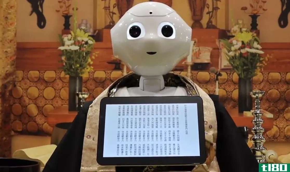 这个机器人现在是一个佛教牧师，在葬礼上念经