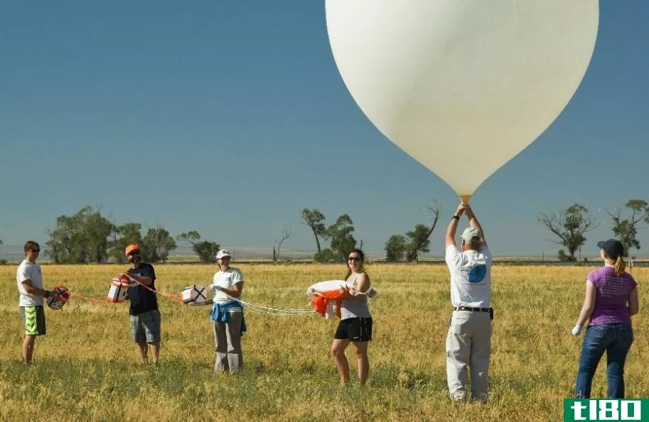 为什么美国宇航局在日食期间用气球将细菌送入天空