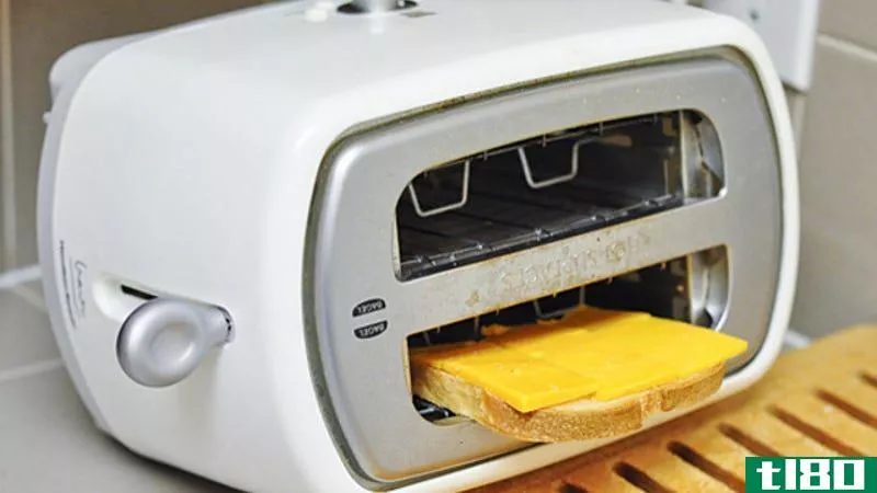 把你的烤面包机翻过来，做成简单的烤奶酪三明治