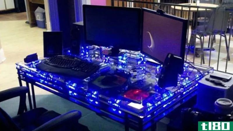桌子上发光的电脑