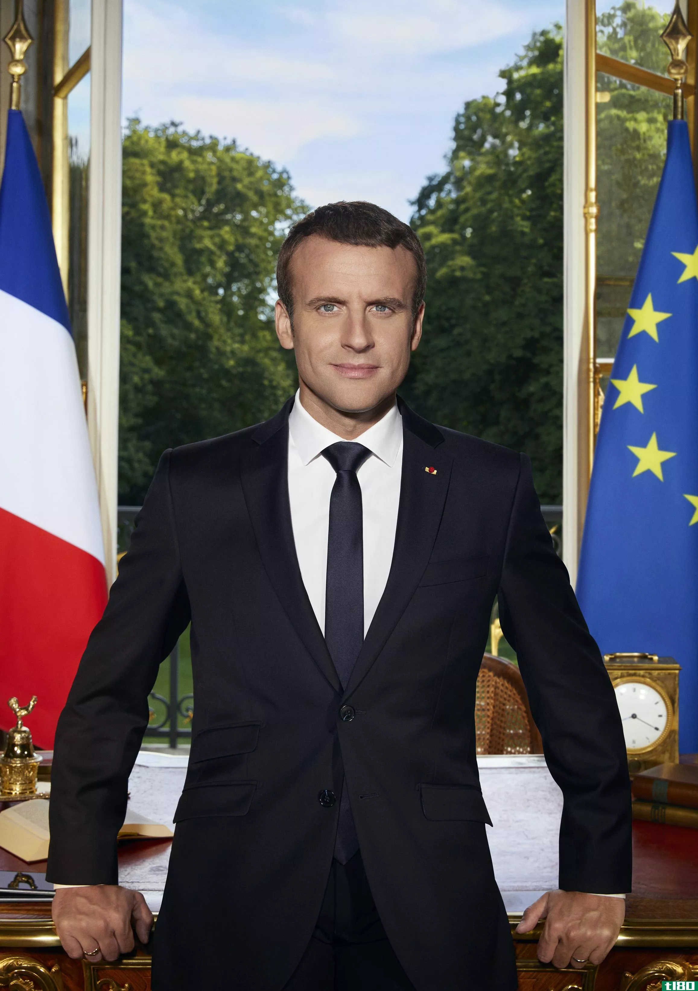 法国总统的官方照片上有两部智能手机