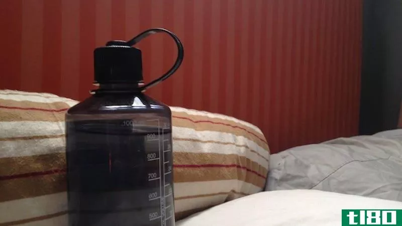 在不消耗能量的情况下，用热水瓶睡觉来保暖