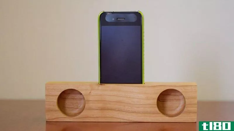 Illustration for article titled Craft a Cheap Smartphone Speaker Stand from a Block of Wood