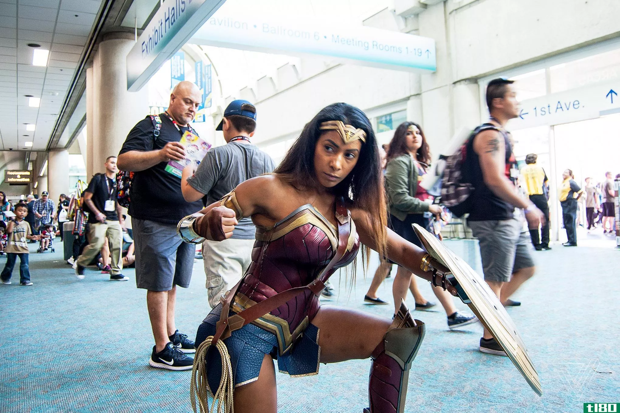 神奇女侠cosplay在漫画大会上的流行是对好莱坞的一个启示