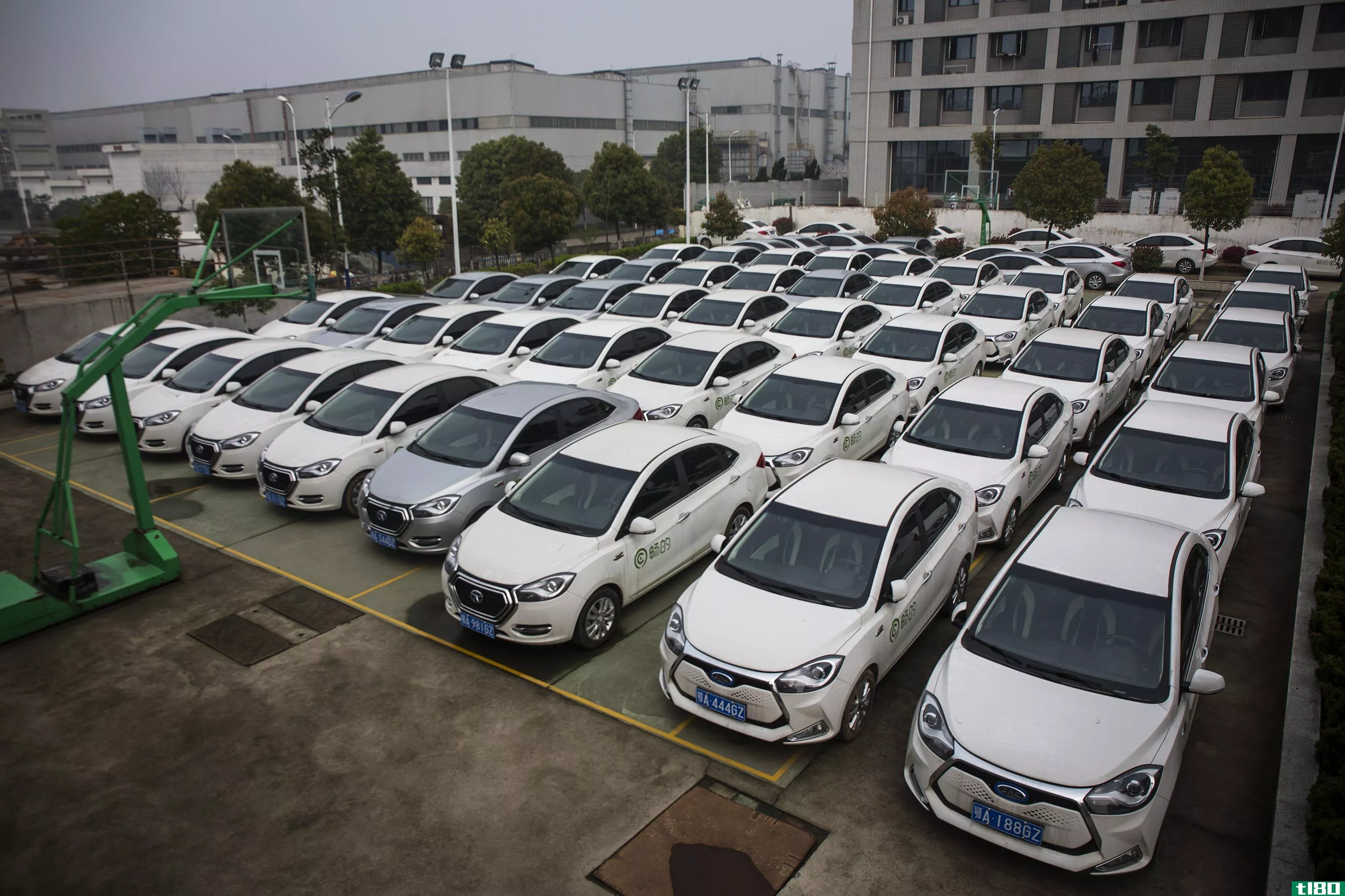 中国正在加大生产化石燃料汽车的难度