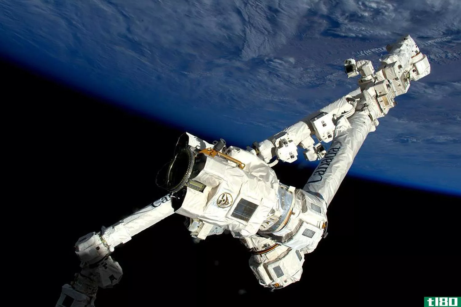 两名宇航员今天正在太空行走，以修复空间站的机械臂
