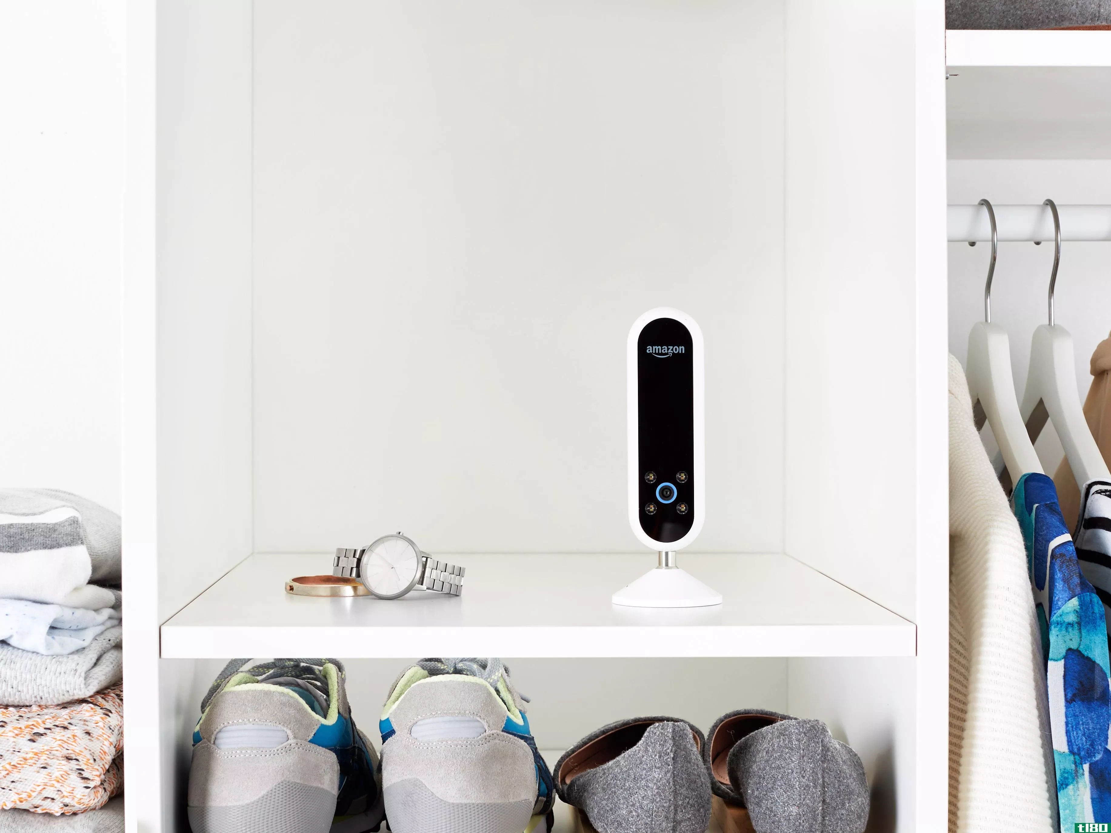 亚马逊的echo spot是一种让摄像头进入卧室的偷偷摸摸的方法