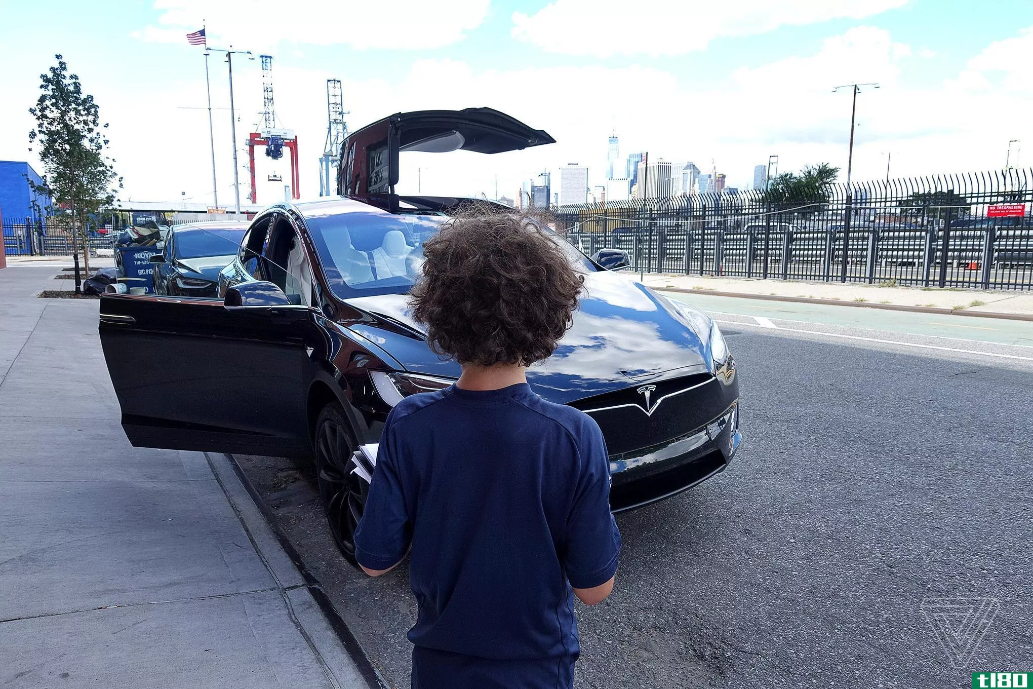 一个九岁的孩子在评论特斯拉的x型车