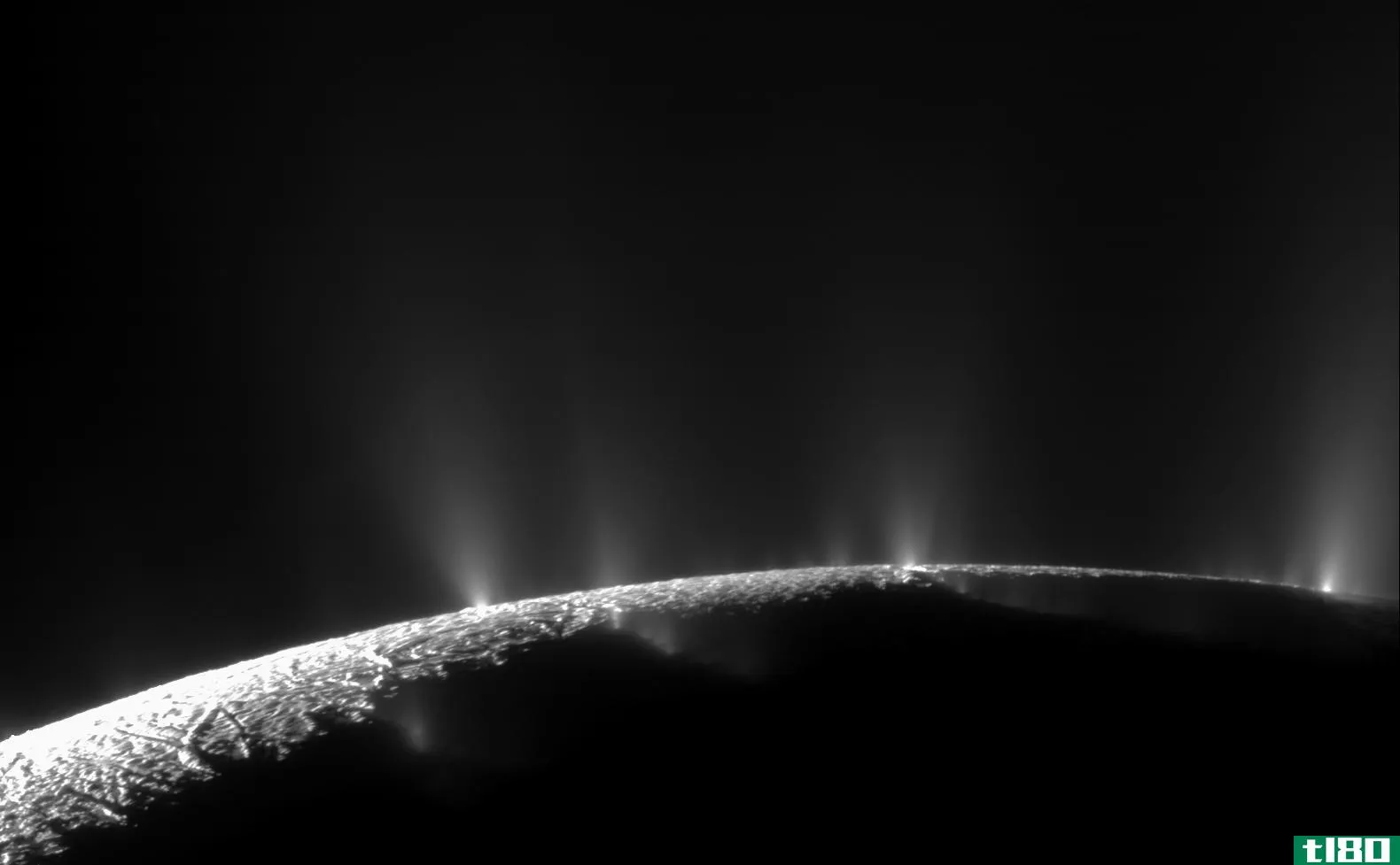 巨大风暴、甲烷湖和隐藏的海洋：卡西尼号对土星及其卫星的最佳发现