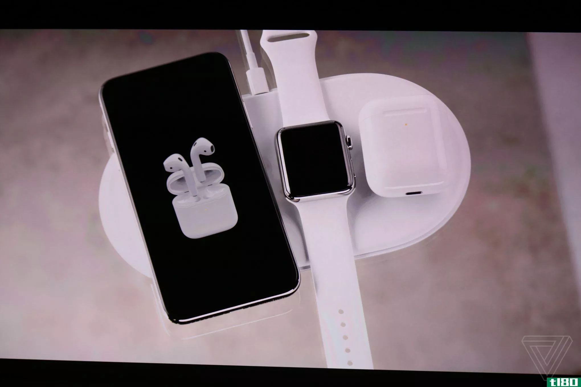 苹果的airpower无线充电垫可以同时为iphone、apple watch和airpods充电