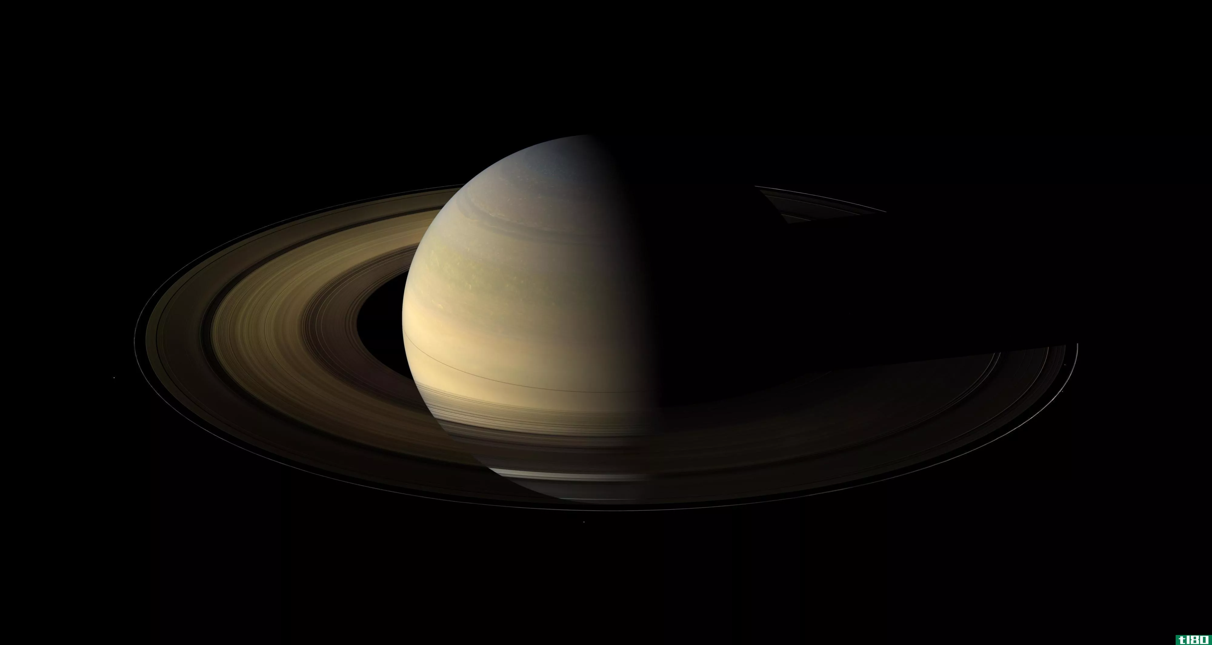 在美国宇航局的卡西尼号飞入土星之前，回顾一下它最好的照片