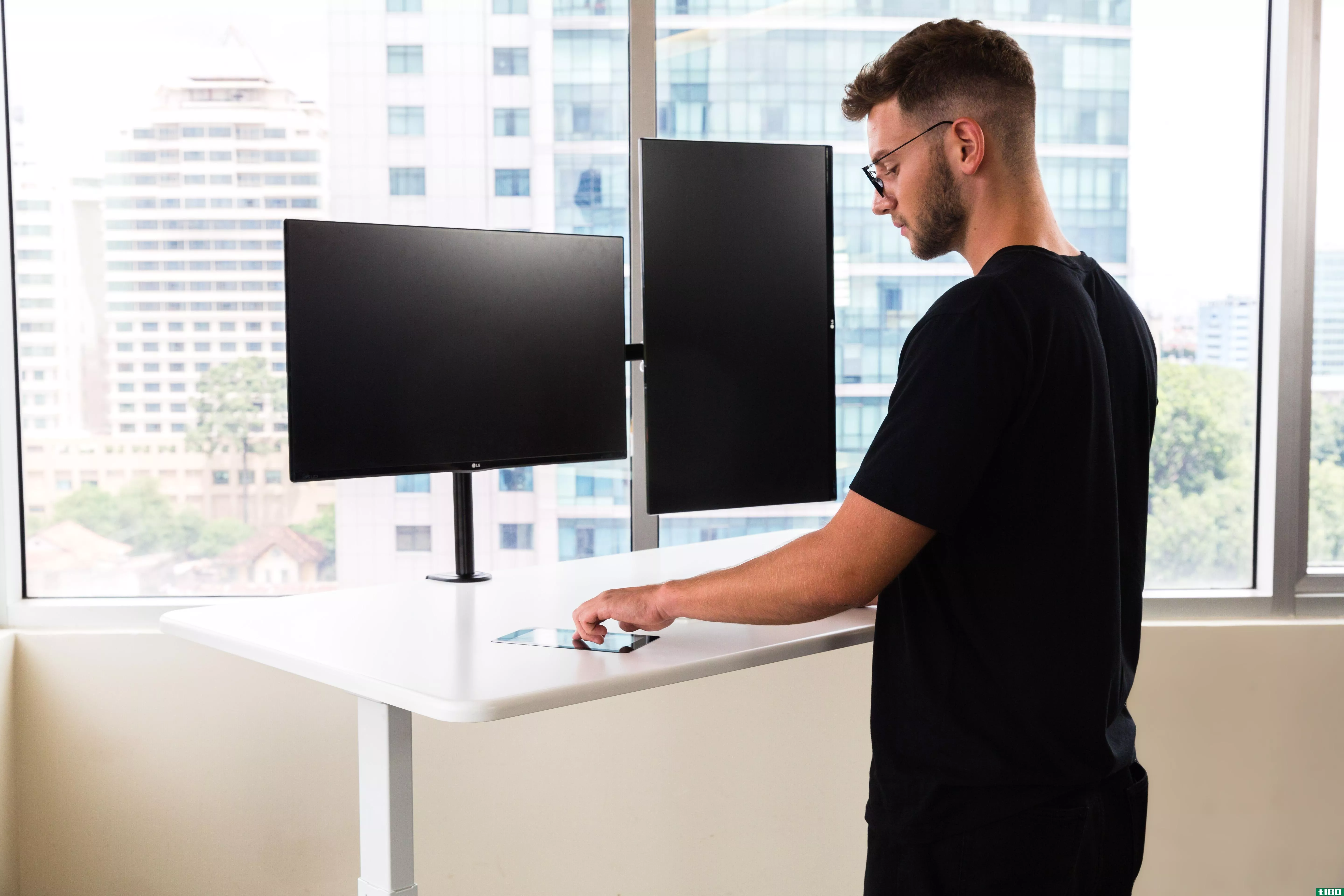 这个“人工智能”的办公桌其实只是内置了一个触摸屏平板电脑
