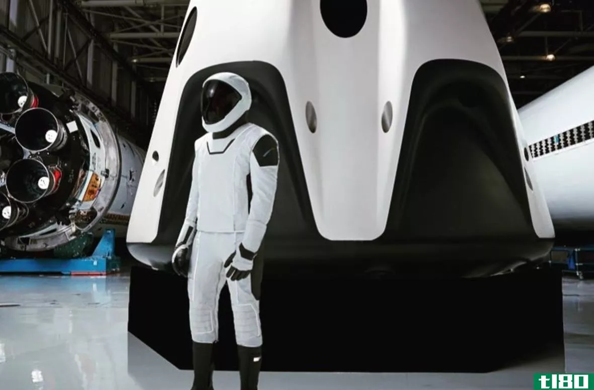 埃隆·马斯克分享了spacex未来太空服的另一张照片
