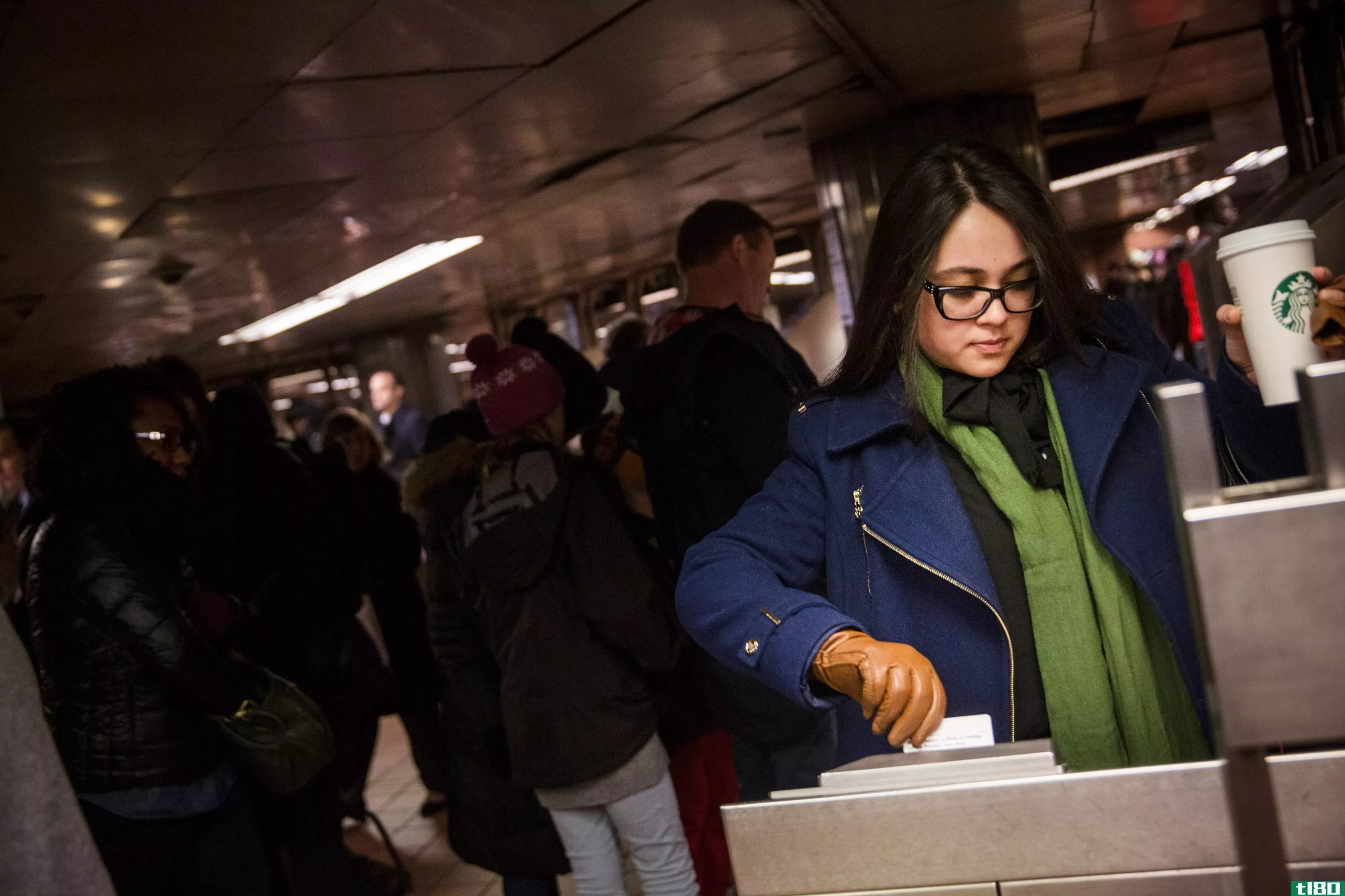 纽约正在（非常缓慢地）获得一种更高科技的方式来支付乘坐地铁的费用