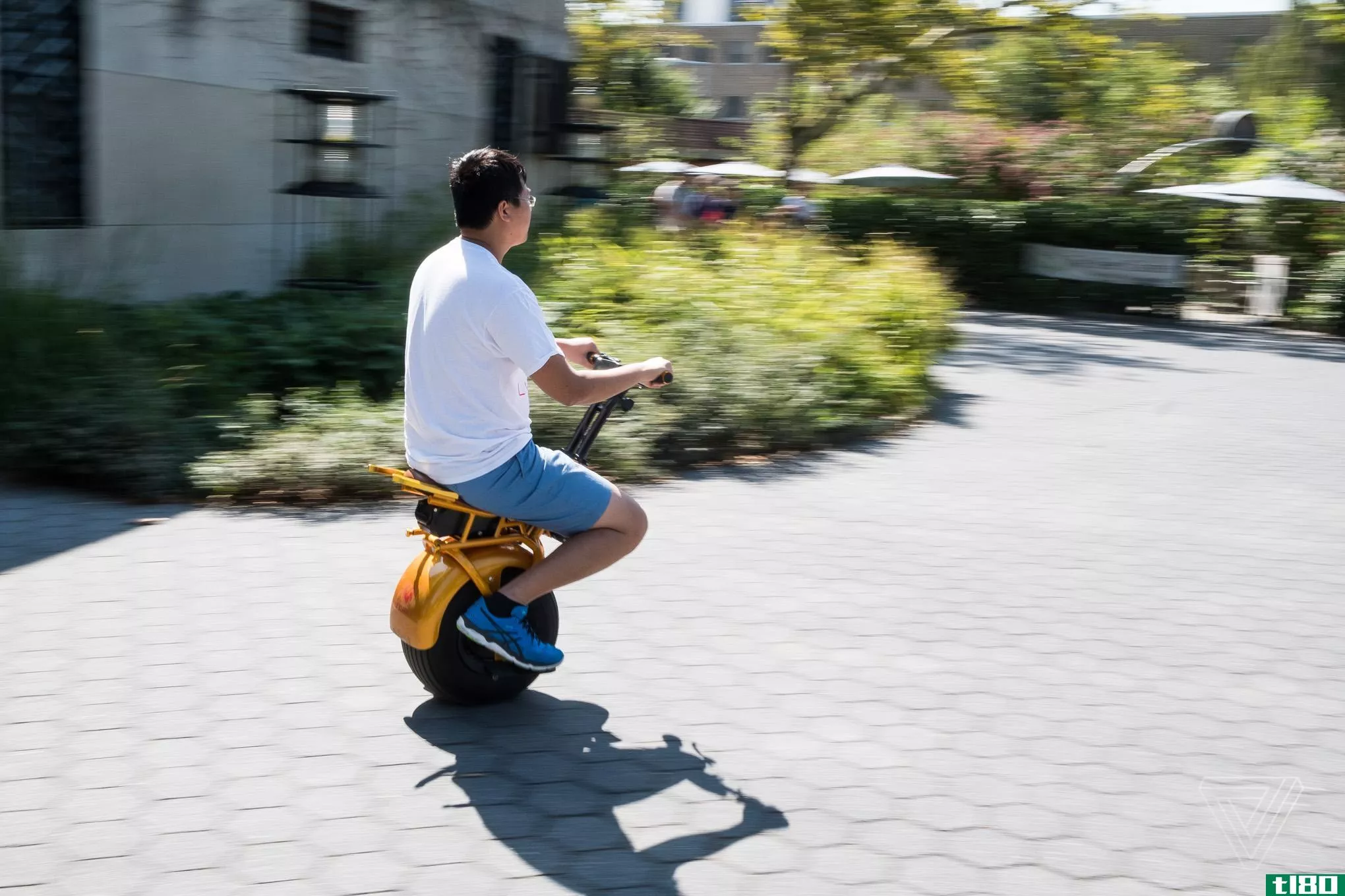 骑着乌诺博尔特，一辆怪异而奇妙的自动平衡独轮车